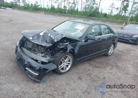 2014 Mercedes-Benz C 300 Luxury 4Matic/Sport 4Matic z USA, uszkodzony, nr VIN WDDGF8AB4ER323052